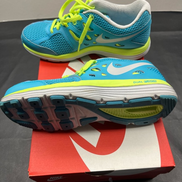 Women’s Nike Tennis shoes - Size: 6 - Worn one time/ Like new - Picture 6 of 6